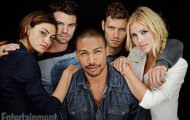Совместная съемка Клер Холт, Фиби Тонкин и актеров из сериала «Древние»